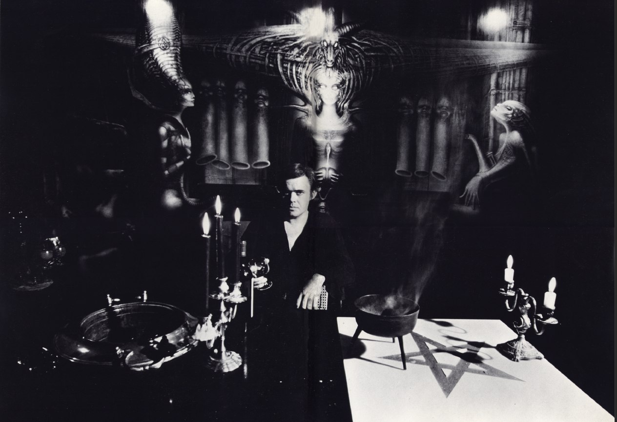 Portada ampliada de H. R. Giger's Necronomicon