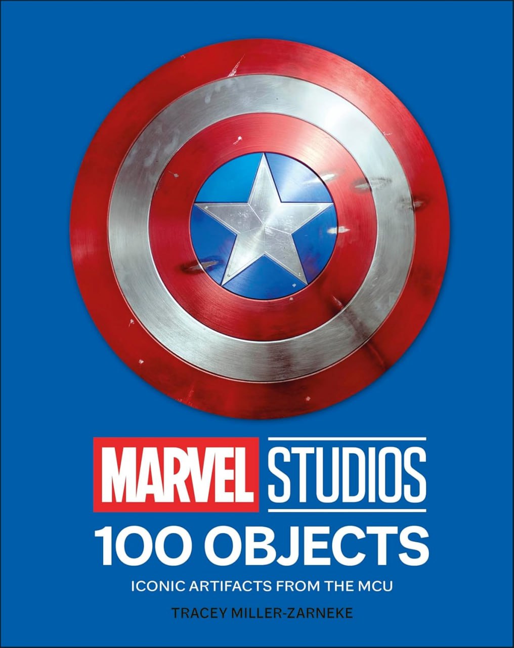 Portada ampliada de 100 OBJECTS ICONIC ARTIFACTS FROM THE MCU
