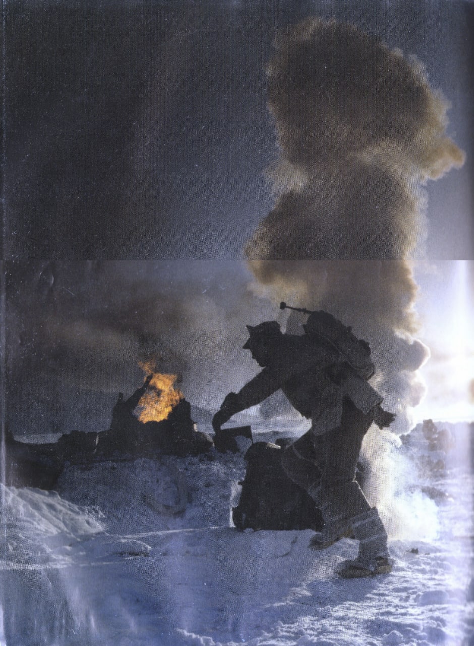Portada ampliada de The Neon Genesis Evangelion Newtype 100% Collection (ISBN 4-04-852700-2) is a 178 page artbook in A4 format featuring stills and illustrations from the series, cast interviews/diary notes, the Neon Genesis Evangelion Proposal, and a catalog of all the episodes, many of which have been featured in the Newtype magazine, There are 100 pages are in full color (including the front and back covers) while 80 pages are black and white preproduction sketches. It originally sold in Japan for about ¥1500.