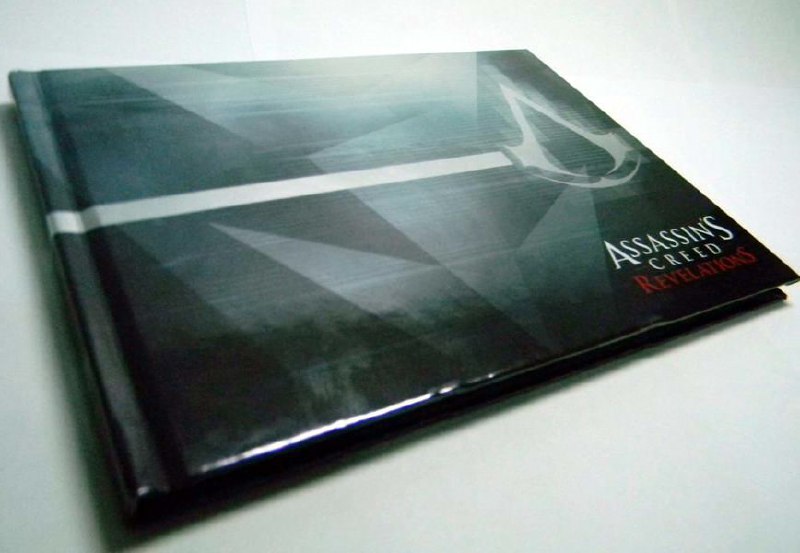Portada ampliada de The Neon Genesis Evangelion Newtype 100% Collection (ISBN 4-04-852700-2) is a 178 page artbook in A4 format featuring stills and illustrations from the series, cast interviews/diary notes, the Neon Genesis Evangelion Proposal, and a catalog of all the episodes, many of which have been featured in the Newtype magazine, There are 100 pages are in full color (including the front and back covers) while 80 pages are black and white preproduction sketches. It originally sold in Japan for about ¥1500.