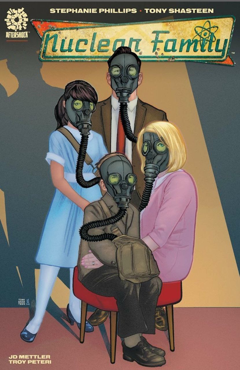 Portada ampliada de Nuclear Family