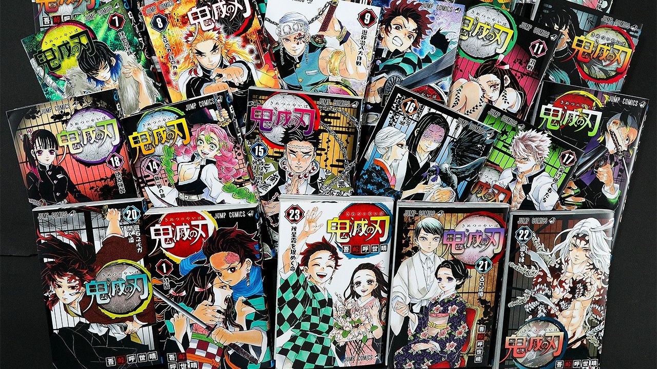 Portada ampliada de Serie Kimetsu no Yaiba - Koyoharu Gotouge (Demon Slayer) *Es un manga, por lo que se lee de derecha a izquierda*Tanjiro Kamado vive en una montaña junto con su madre y sus cinco hermanos pequeños. Un día baja al pueblo para vender carbón. Al día siguiente, regresa y encuentra a su familia masacrada. Su hermana Nezuko muestra señales de vida, y trata de llevarla al pueblo para que un médico la vea, pero ella se transforma en demonio y lo ataca. Ahí un Caza Demonios, Giyu Tomioka, llega de repente con la intención de matar a Nezuko, pero ella protege a Tanjiro. Giyu ve algo diferente en Nezuko y le ordena a Tanjiro que busque a Sakonji Urokodaki para que lo entrene como Caza Demonios y encontrar pistas para convertir a Nezuko otra vez en humana. Entre samuráis, afiladas katanas, demonios y otros seres mitológicos del folclore japonés, este manga es una apuesta segura para los amantes del género. #Manga #DemonSlayer #KimetsunoYaiba